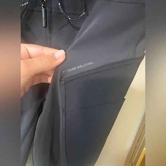 Lululemon Cargo Super-high-rise hiking short 8” (Black)
Size 6 - Picture 7 of 16